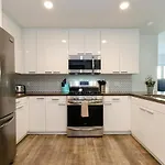 Beautiful 3 Bedroom High Rise With Pool, Hot Tub And Rooftop Views