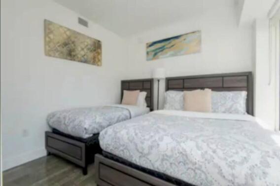 Beautiful 3 Bedroom High Rise With Pool, Hot Tub And Rooftop Views Apartment Los Angeles