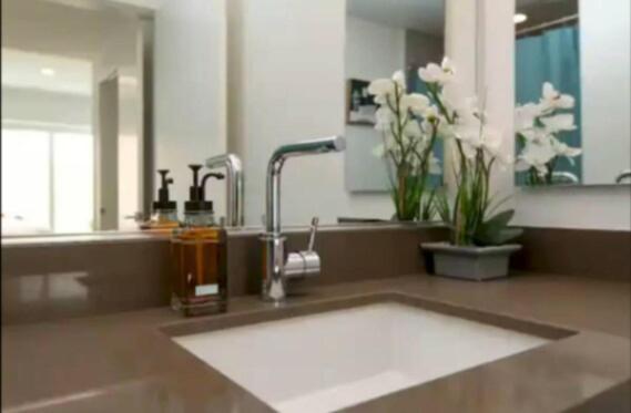 Beautiful 3 Bedroom High Rise With Pool, Hot Tub And Rooftop Views *