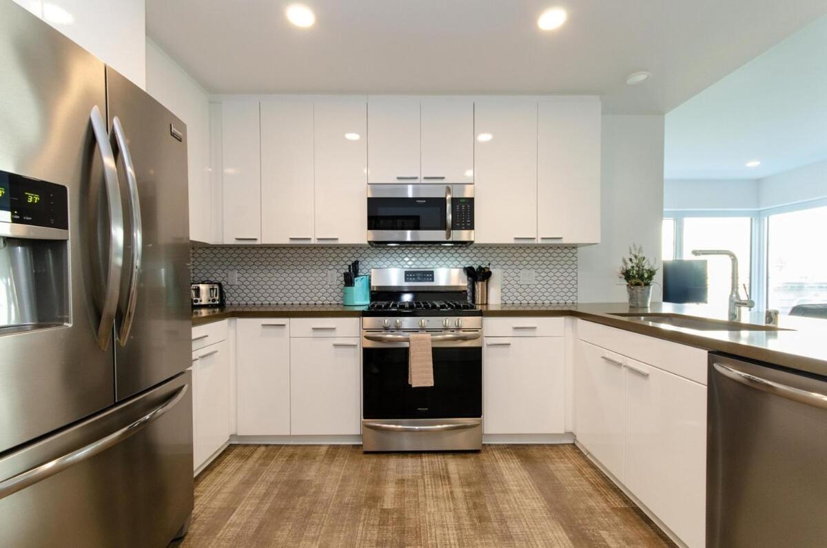 Beautiful 3 Bedroom High Rise With Pool, Hot Tub And Rooftop Views Apartment *