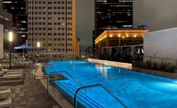 Beautiful 3 Bedroom High Rise With Pool, Hot Tub And Rooftop Views *
