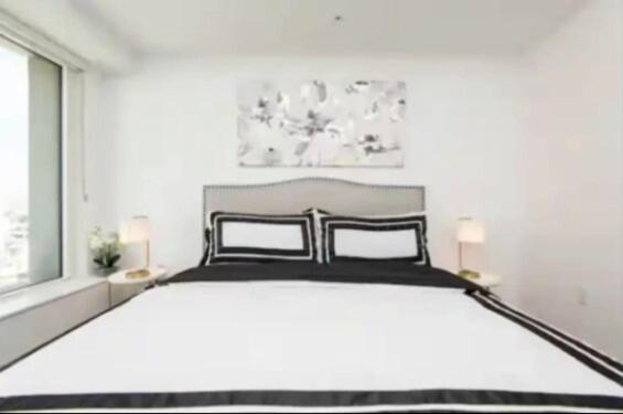 Beautiful 3 Bedroom High Rise With Pool, Hot Tub And Rooftop Views Apartment