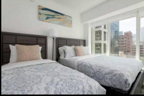 Apartment Beautiful 3 Bedroom High Rise With Pool, Hot Tub And Rooftop Views *