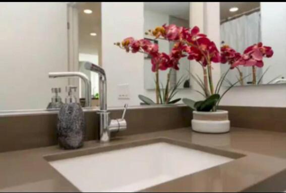 Apartment Beautiful 3 Bedroom High Rise With Pool, Hot Tub And Rooftop Views *