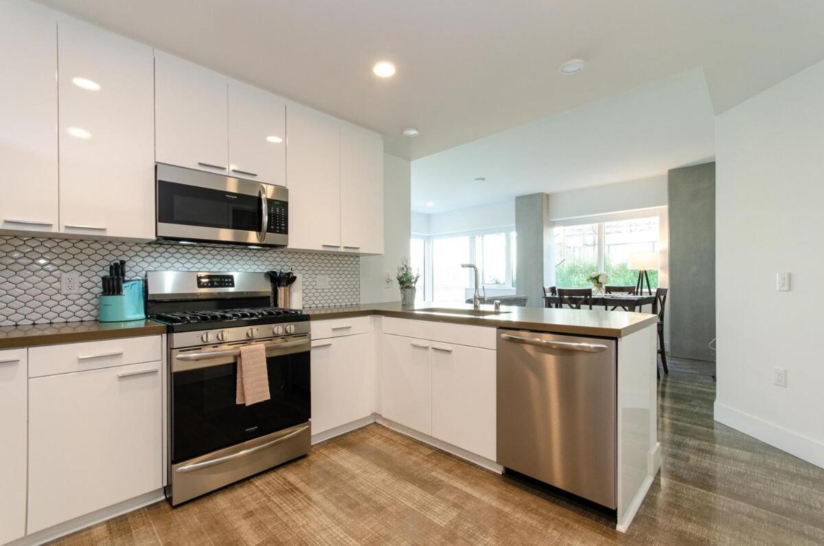 Beautiful 3 Bedroom High Rise With Pool, Hot Tub And Rooftop Views *