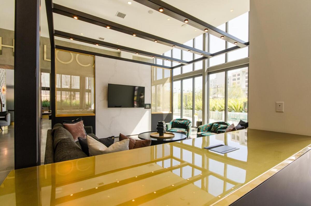 Apartment Beautiful 3 Bedroom High Rise With Pool, Hot Tub And Rooftop Views *
