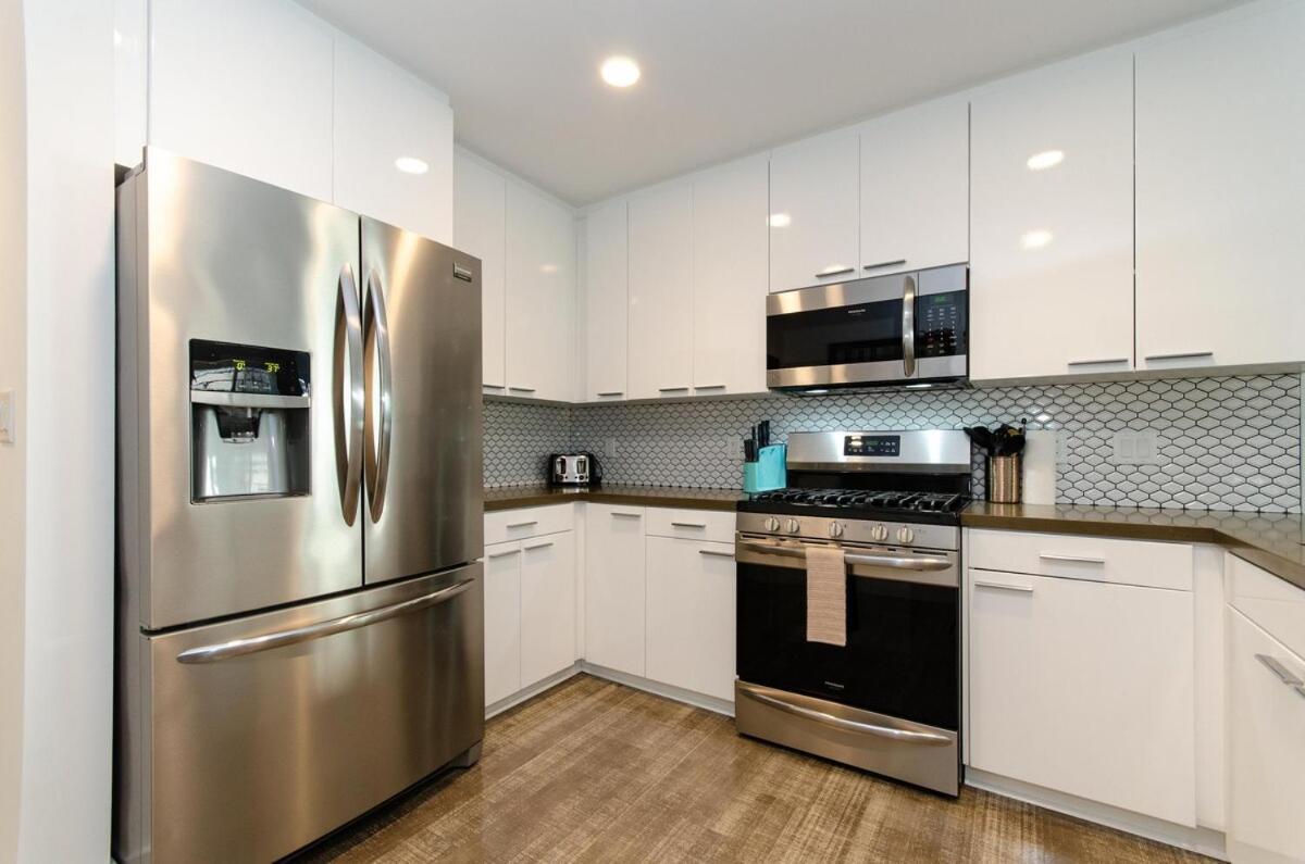 Beautiful 3 Bedroom High Rise With Pool, Hot Tub And Rooftop Views Apartment