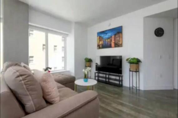 Beautiful 3 Bedroom High Rise With Pool, Hot Tub And Rooftop Views *