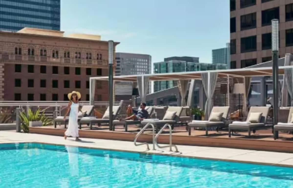 Apartment Beautiful 3 Bedroom High Rise With Pool, Hot Tub And Rooftop Views